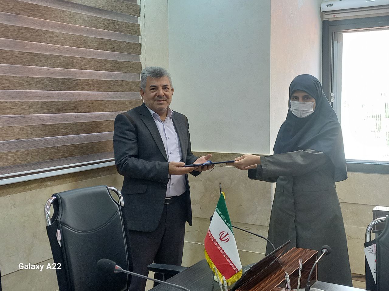 تقدیر ریاست محترم دانشکده فنی و مهندسی از زحمات مدیران سابق گروه های اموزشی مهندسی کامپیوتر و مهندسی برق